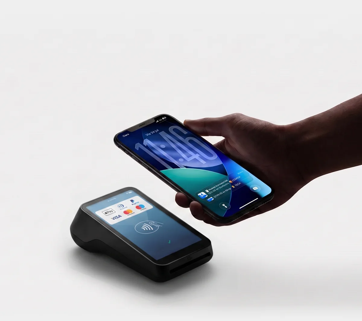 Un iPhone pagando con Apple Pay en un datáfono, con la notificación de OffRisk en la pantalla