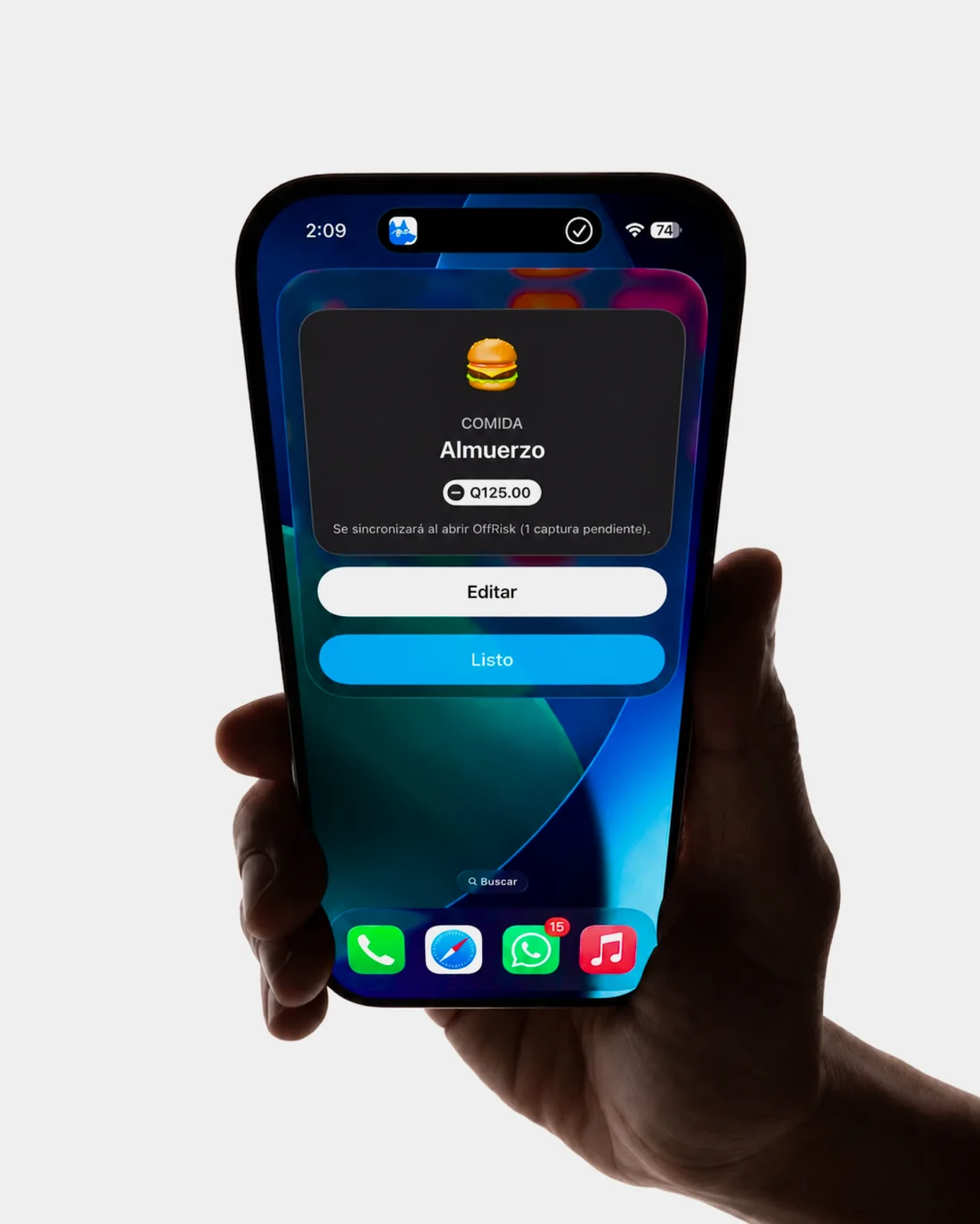 Una mano sosteniendo un iPhone con la confirmación de un gasto capturado con Back Tap